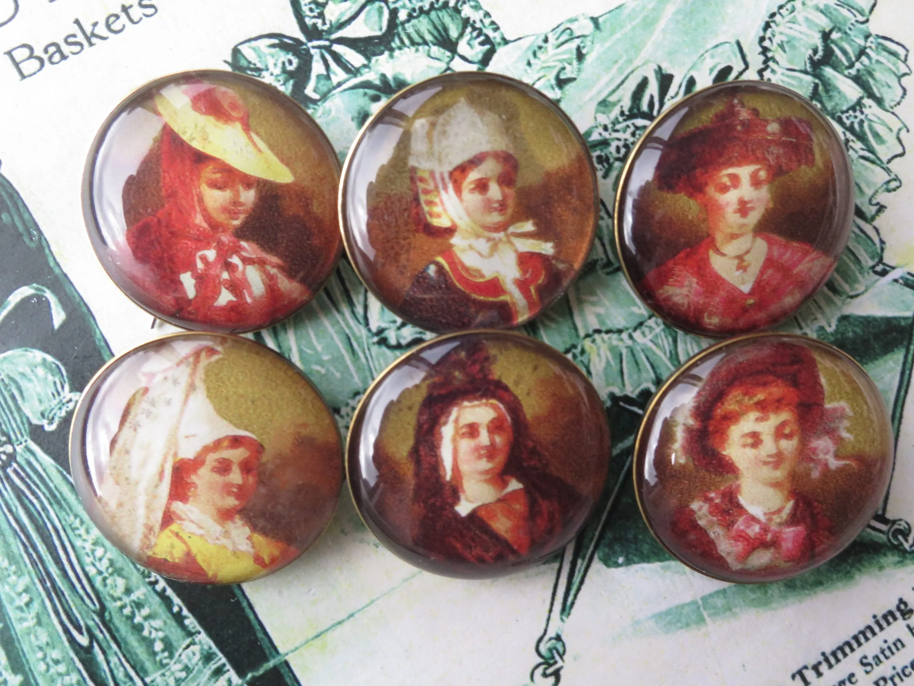 Sajou Boxed Set Buttons- French Regional Hats